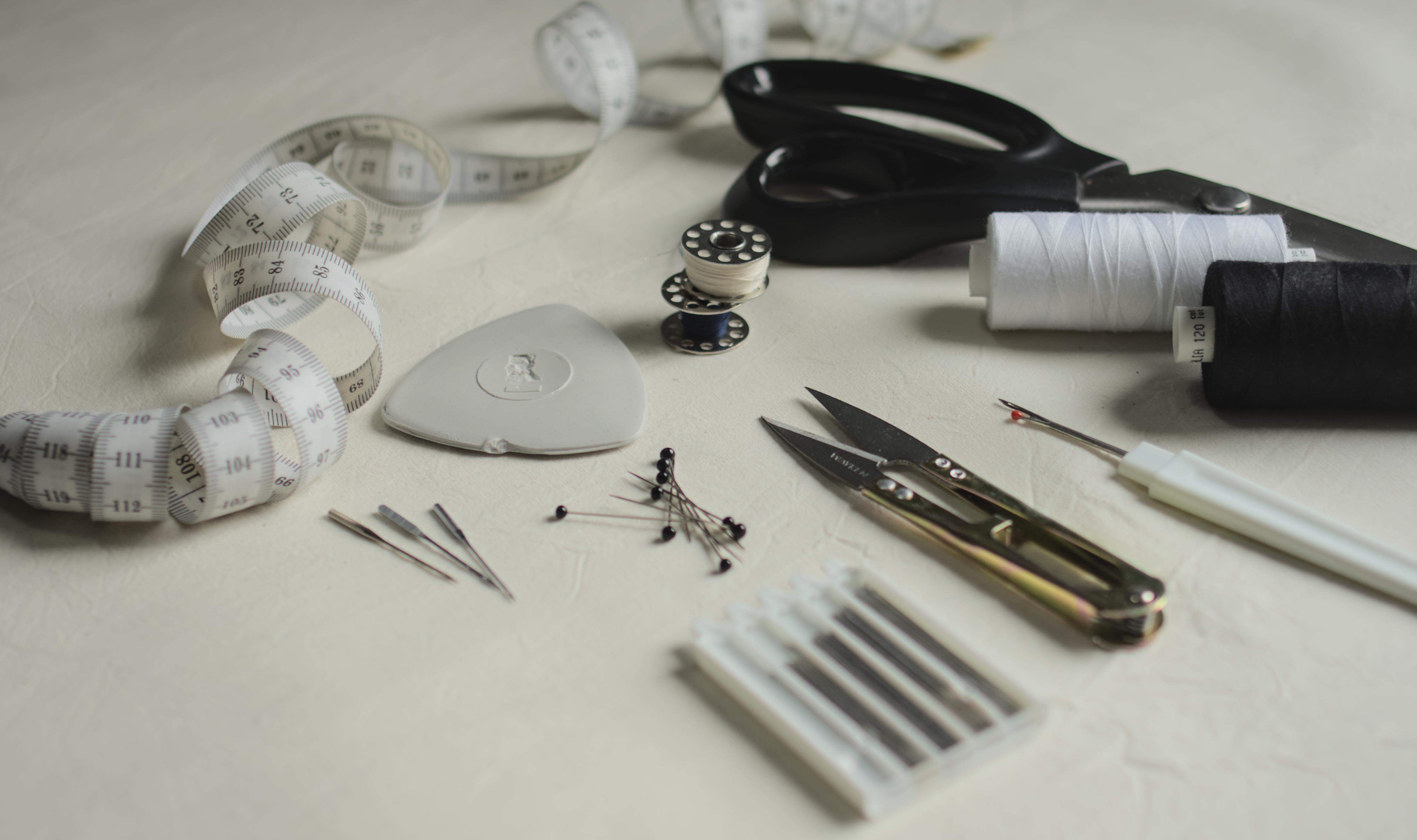 przybory krawieckie, nożyce, igły, szpilki, nici, kreda, miara