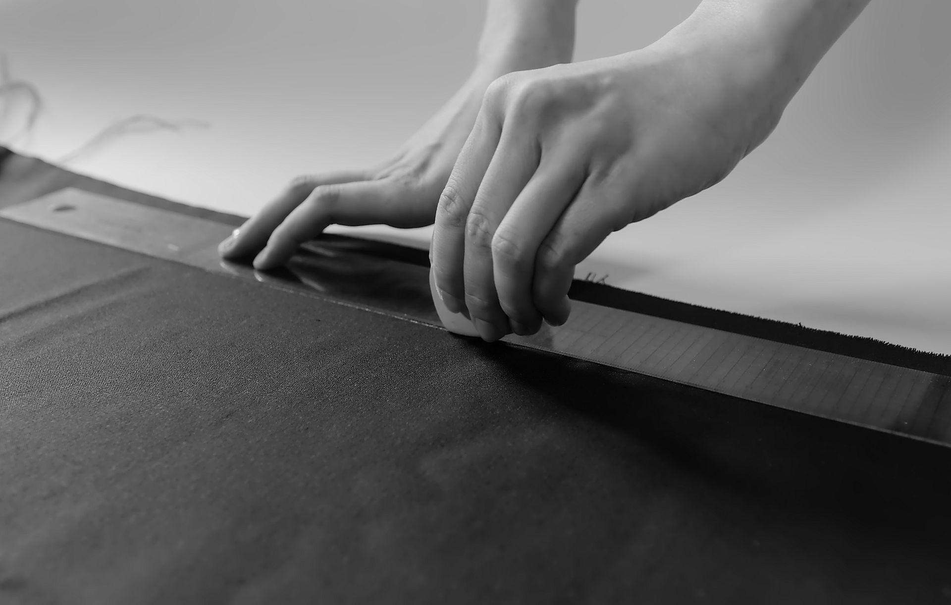 Kreślenie kredą krawiecką po tkaninie przy pomocy linijki, monochromatyczność