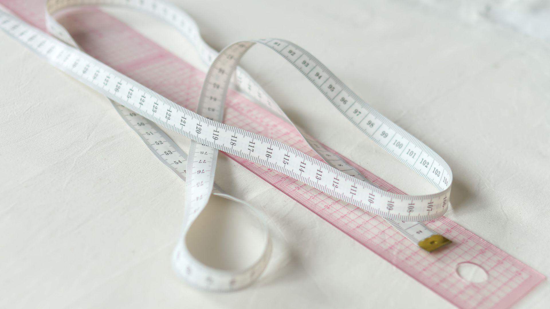 Miara krawiecka, linijka przezroczysta