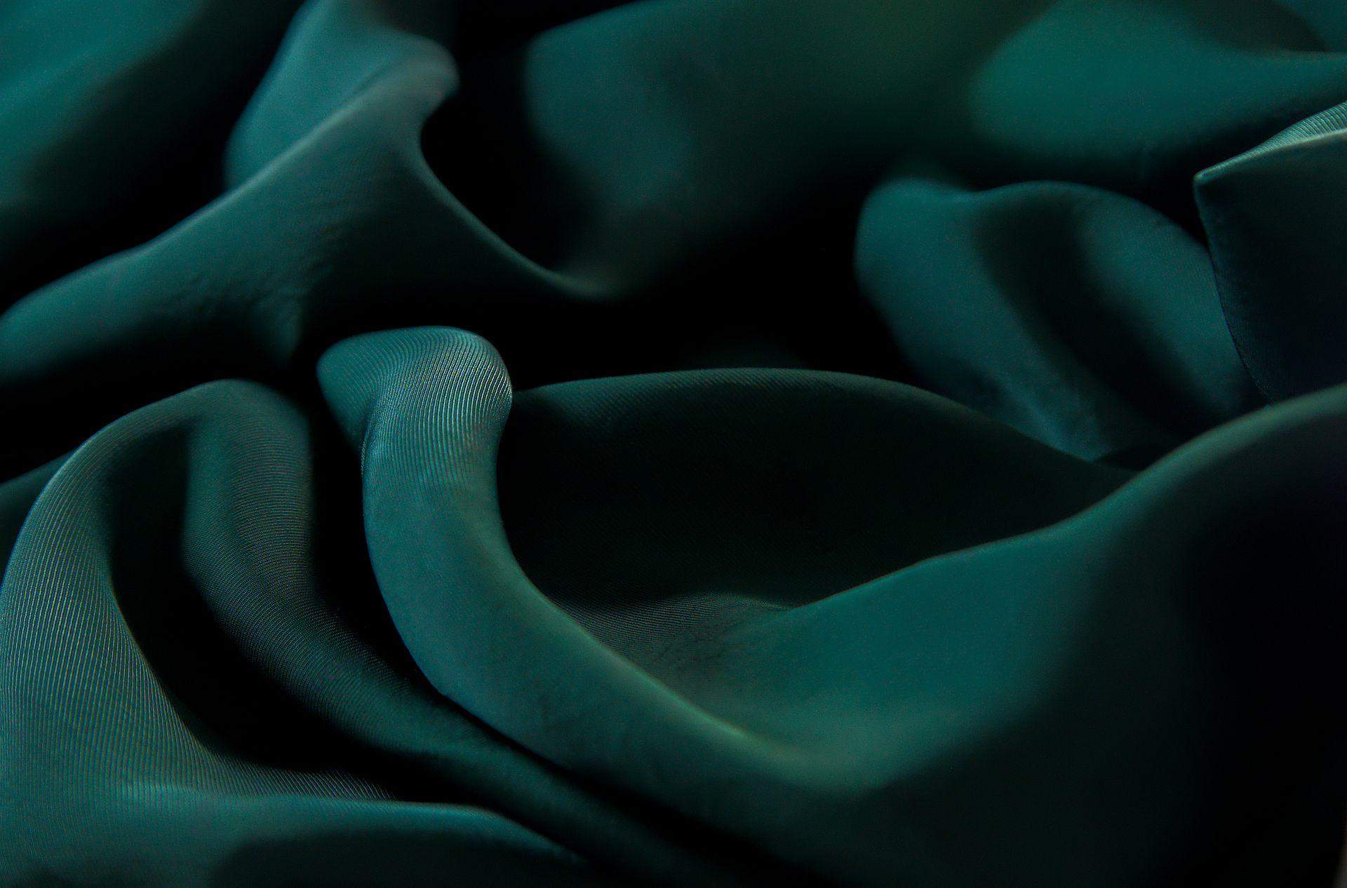 Tkanina w kolorze butlekowej zieleni w cienkie prążki, pofalowana