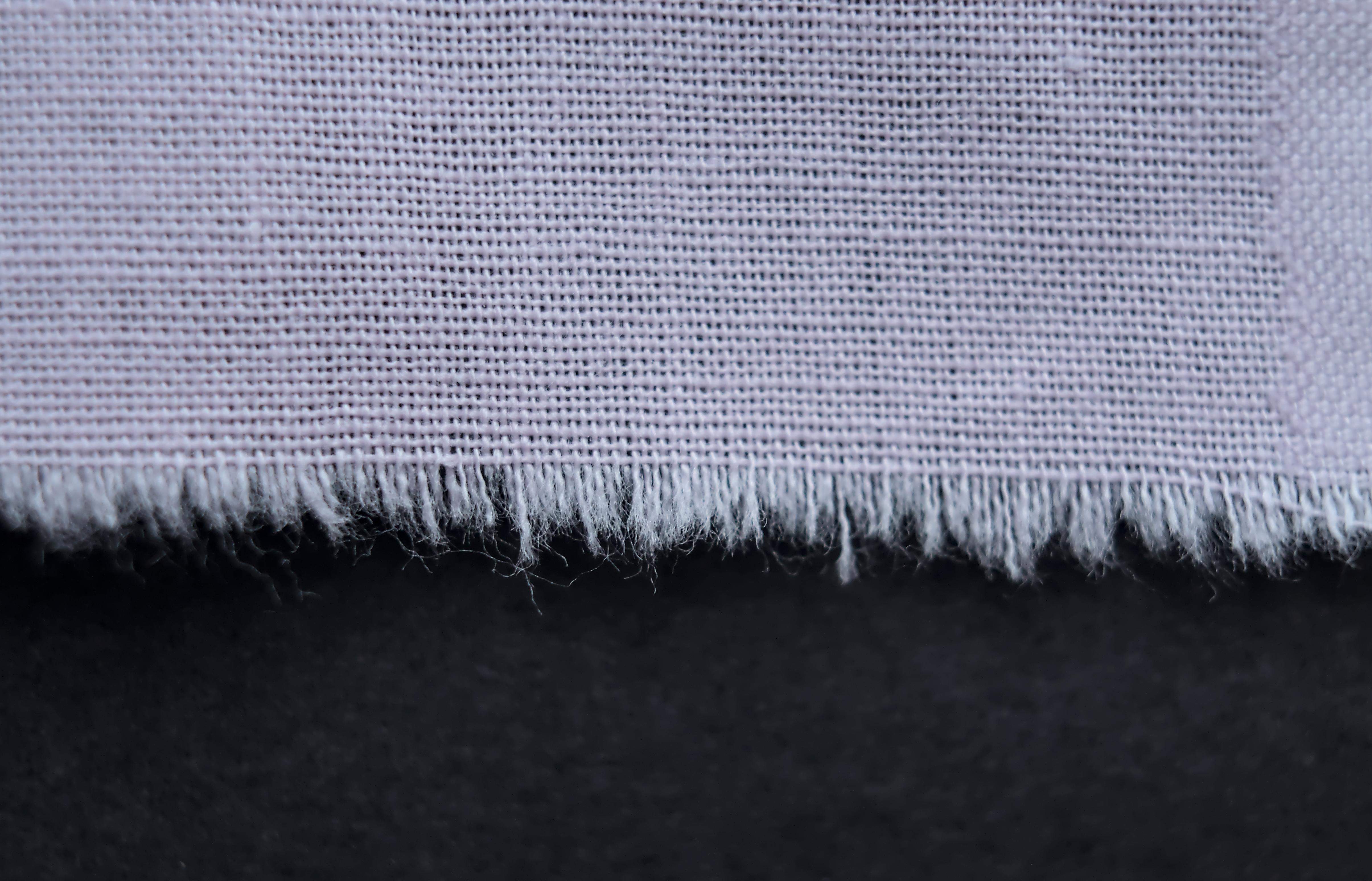 Tkanina fioletowa zbliżenie, czarne tło